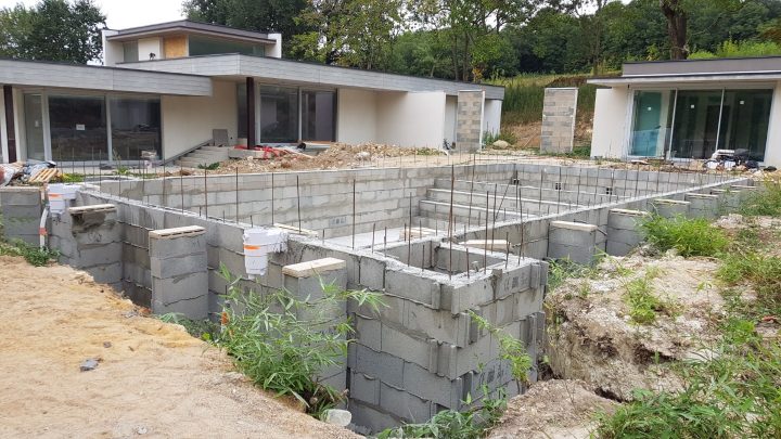 construction piscine à débordement avant